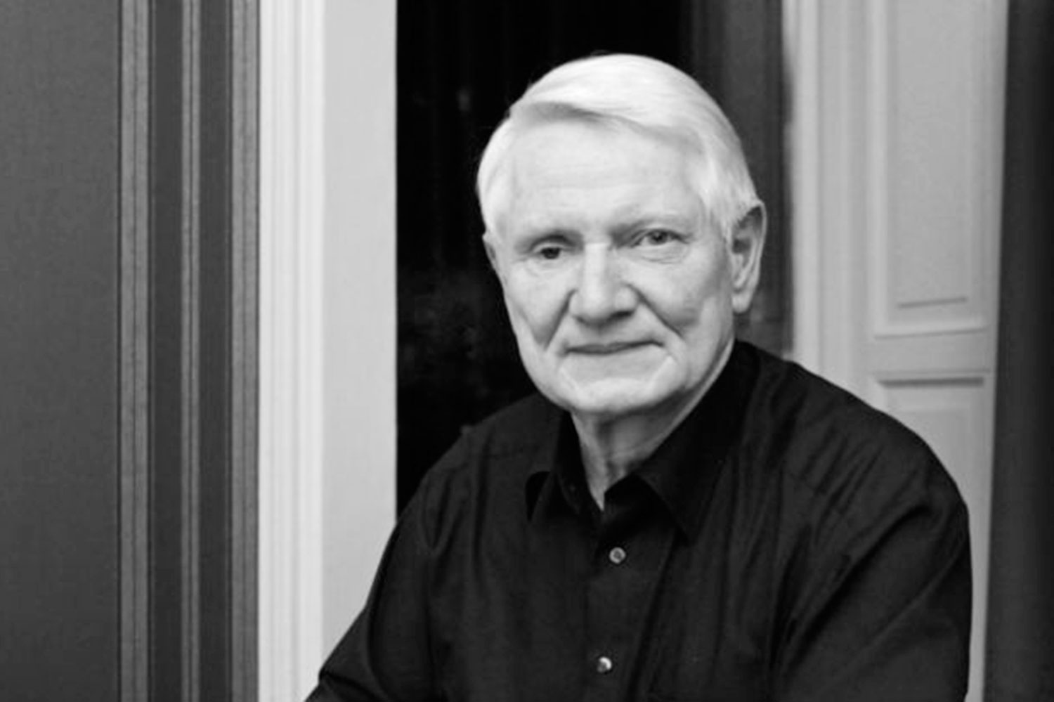 schwarz-weiß-Portraitfoto des Verstorbenen